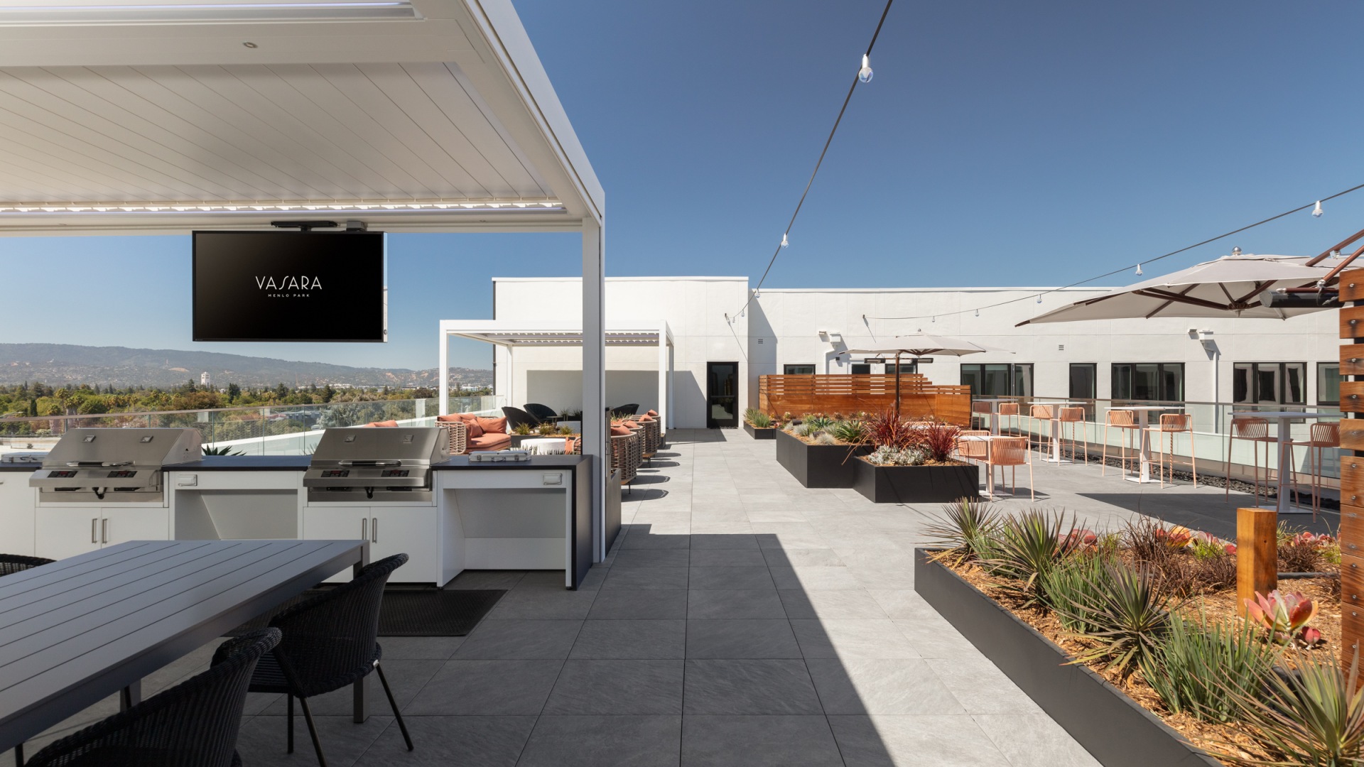 Rooftop Deck & Lounge